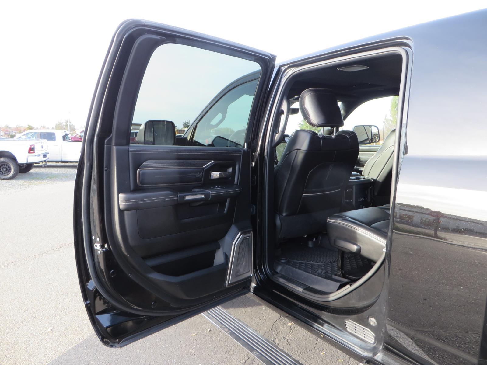 2020 BLACK /BLACK RAM 3500 Limited Mega Cab (3C63R3PLXLG) with an 6.7L I6 HO Turbo Diesel engine, Aisin 6-speed Automatic Transmission transmission, located at 2630 Grass Valley Highway, Auburn, CA, 95603, (530) 508-5100, 38.937893, -121.095482 - Photo #44